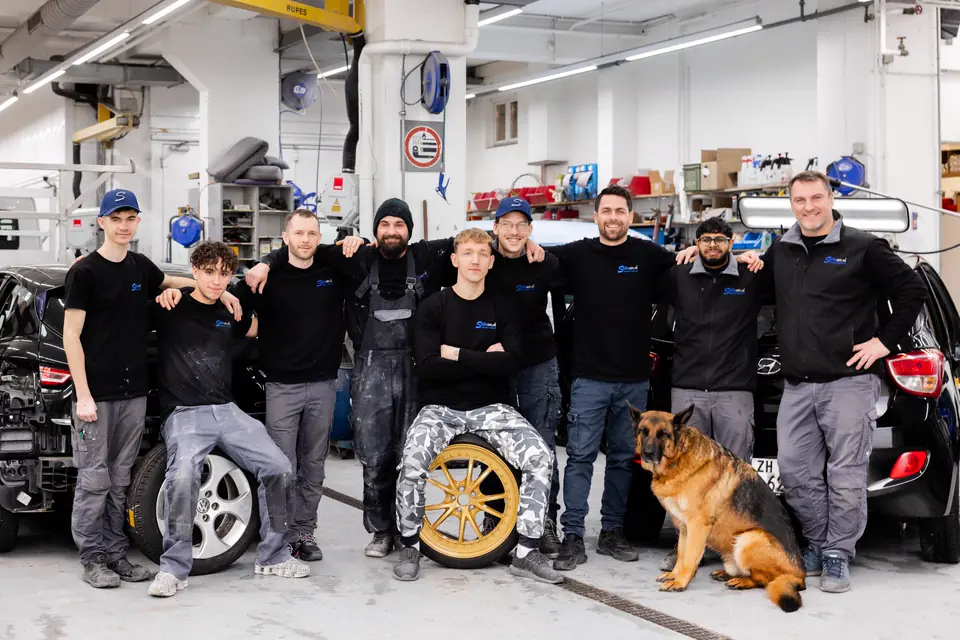 Das Seilercar-Team mit Hund Pado in der Werkstatt