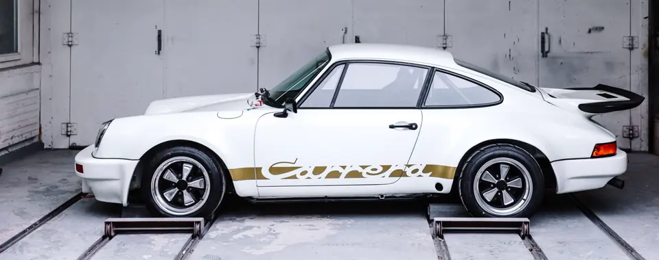 Weisser Porsche 911 Carrera in der Werkstatt