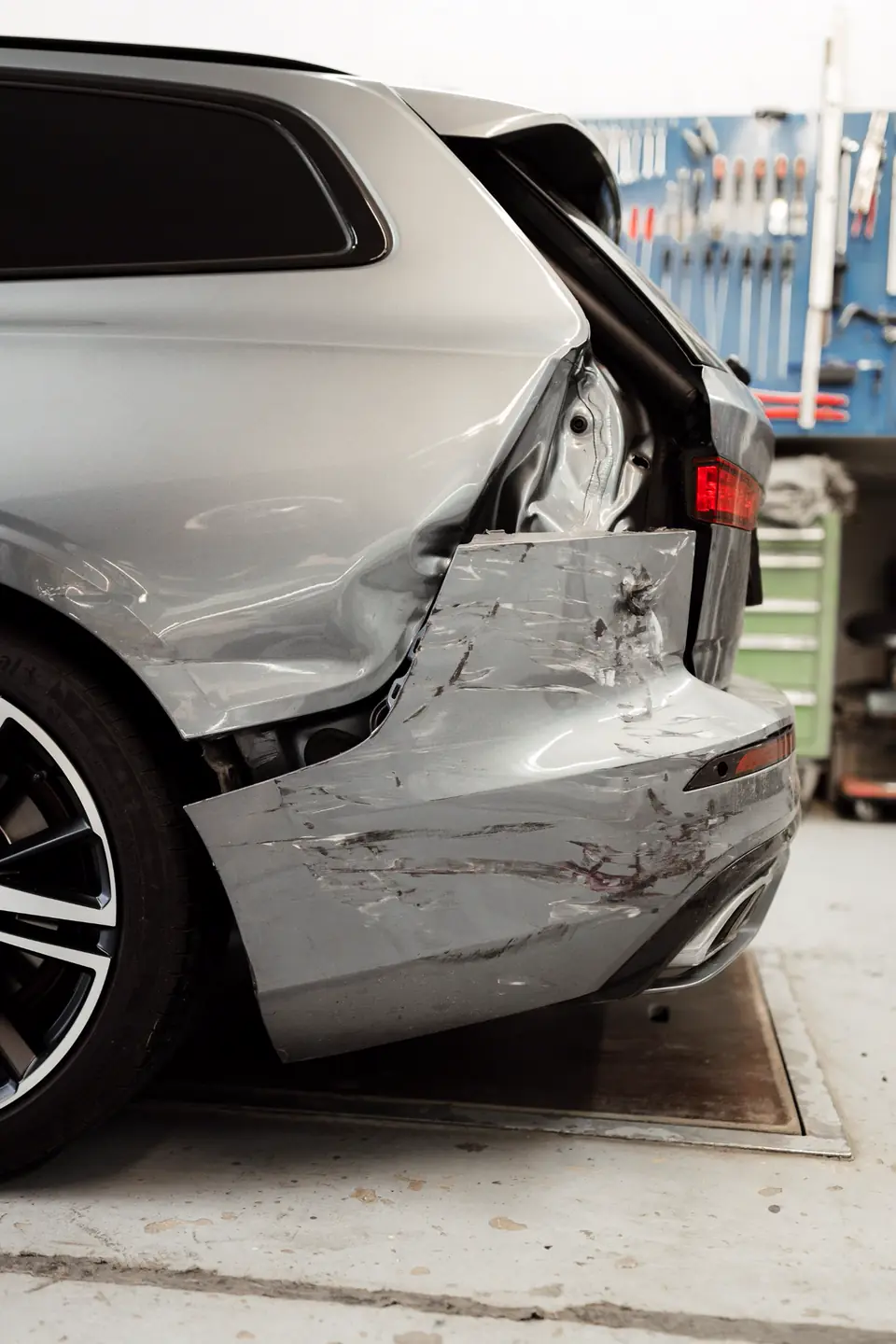 Seitlicher Unfallschaden an einem silbernen Auto