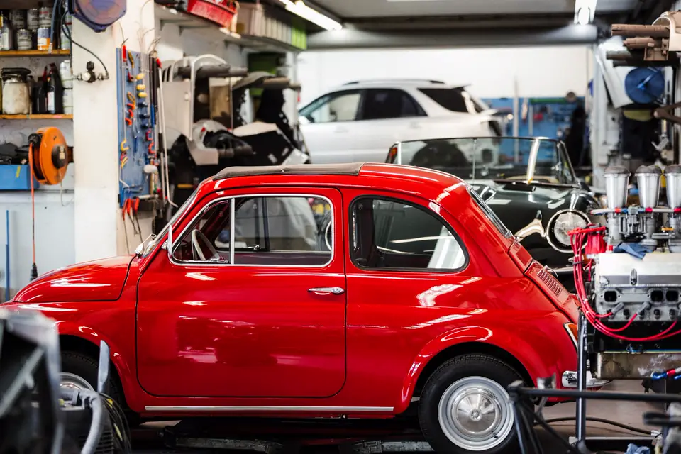 Roter Fiat 500 in der Werkstatt