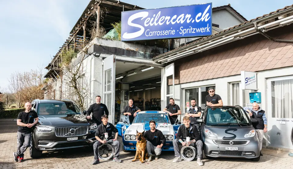 Das Seilercar-Team vor der Werkstatt in Bonstetten